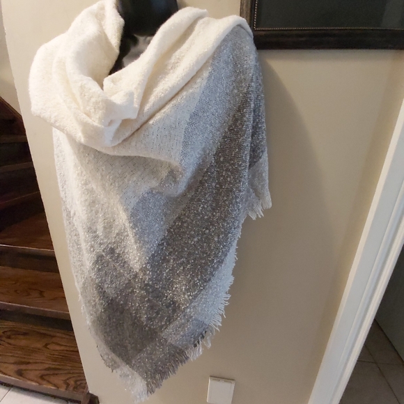 Oversized grey & white Scarf - Picture 13 of 13